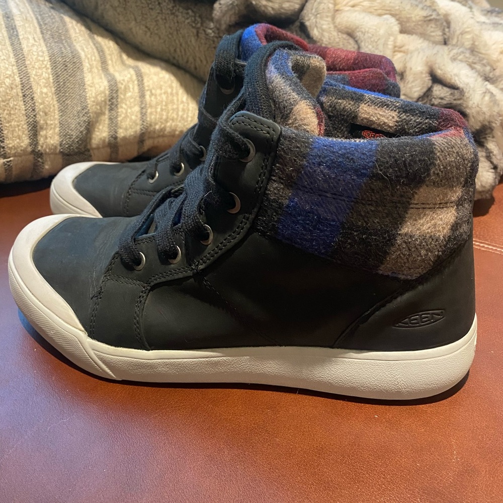 Keen sneakers, women’s size 9